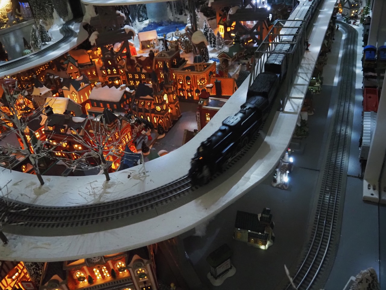 RRSpin Toy train sale, show set in Nashville