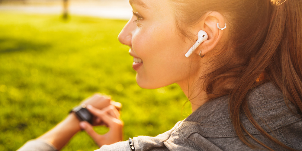 Female_Model_Airpods_Wireless_Wearable_Scenario Rulliu
