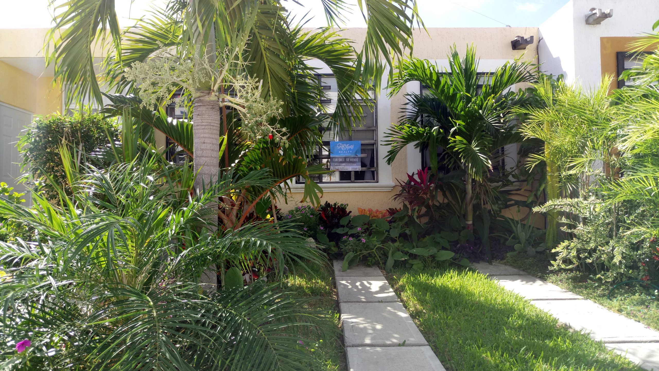 Back on the market! Beautiful 2 Bedroom/1 Bath Home in Villas La Playa
