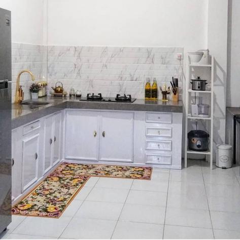 15 Inspirasi Rak Dapur Minimalis, Bikin Rumah Makin Cantik