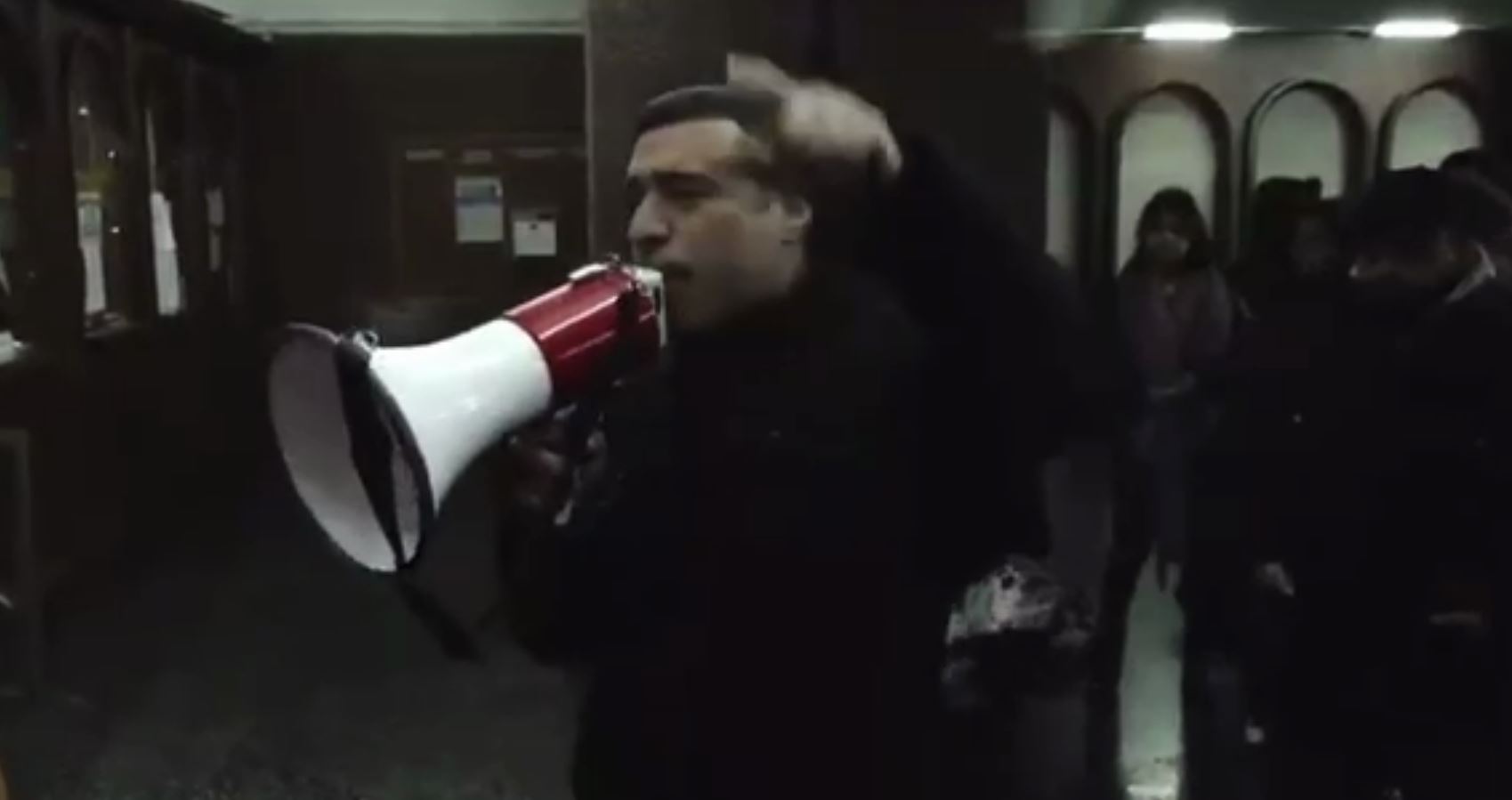 В Ереване протестующие ворвались в здание правительства