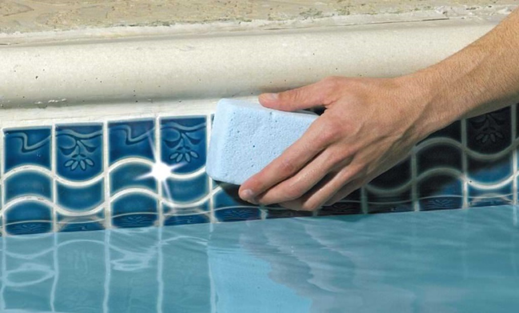 The Dos and Don'ts of Using a Magic Eraser in Pool Rustic Decor Living