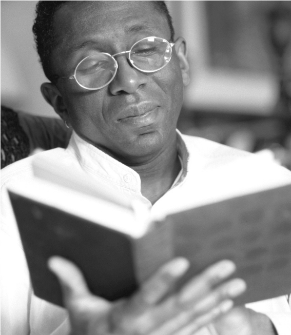 мужчина читает историю болезни почек