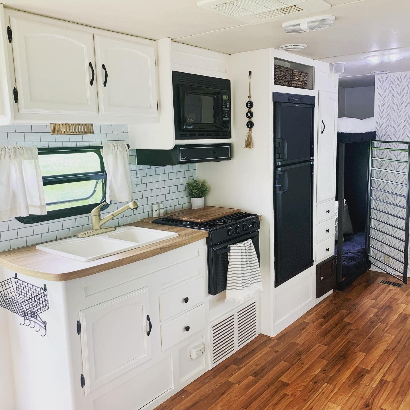 23 Ways to Make a Budget RV Makeover Extra Simple!