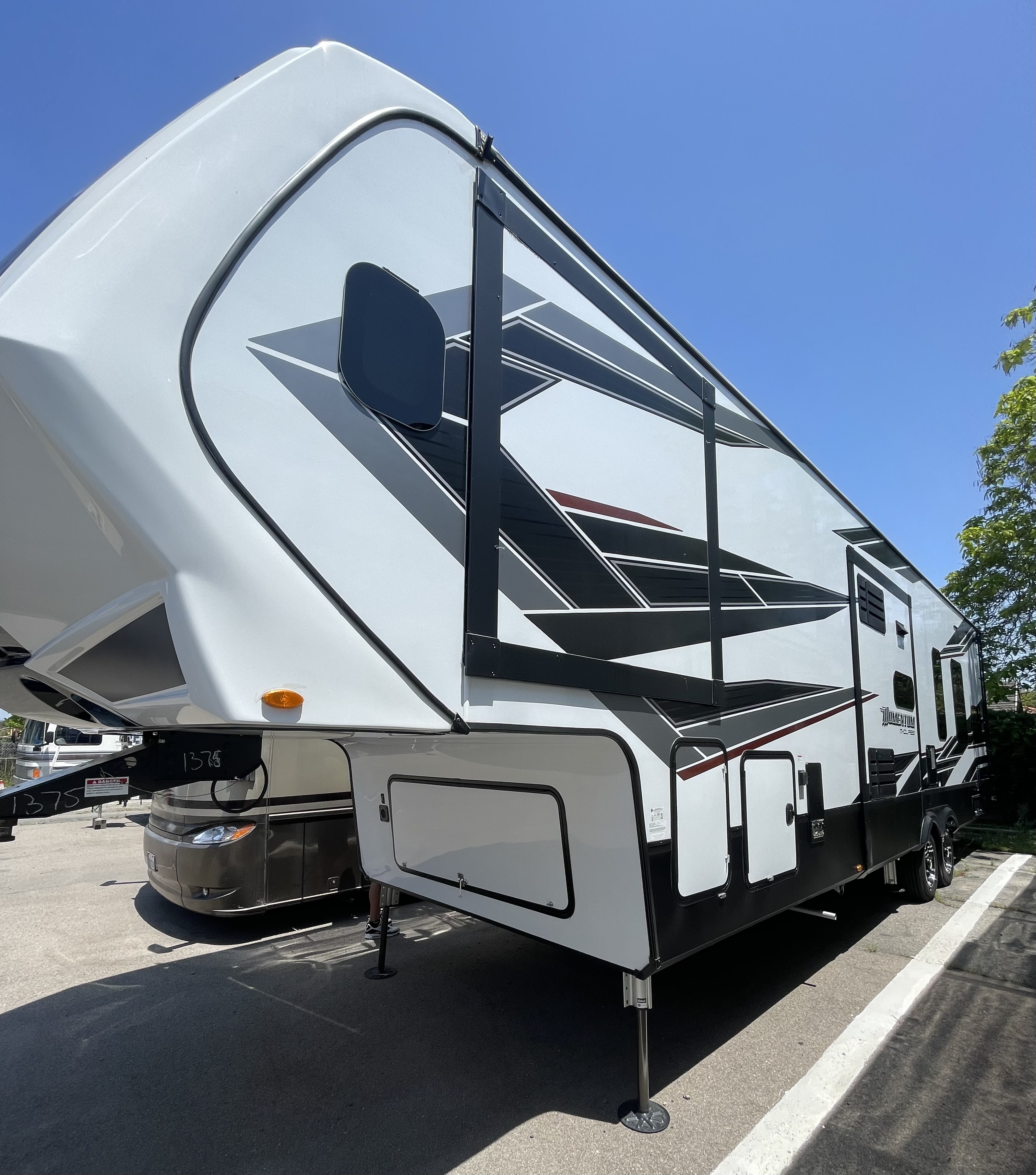 5th Wheel Toy Hauler Rental & Delivery 2022 Momentum RVPlusYou