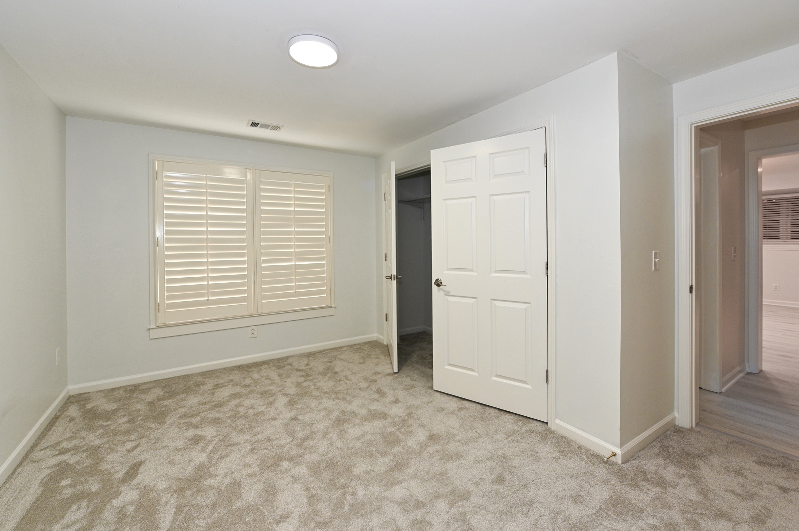 9200 Nesbit Lakes Drive Alpharetta, GA 30022 Ryan Ward, Broker