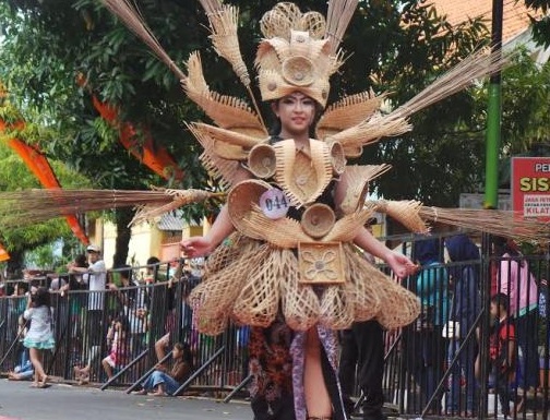 Uniknya, Peserta Batik Jepara dan Tenun Karnaval Memakai Kostum