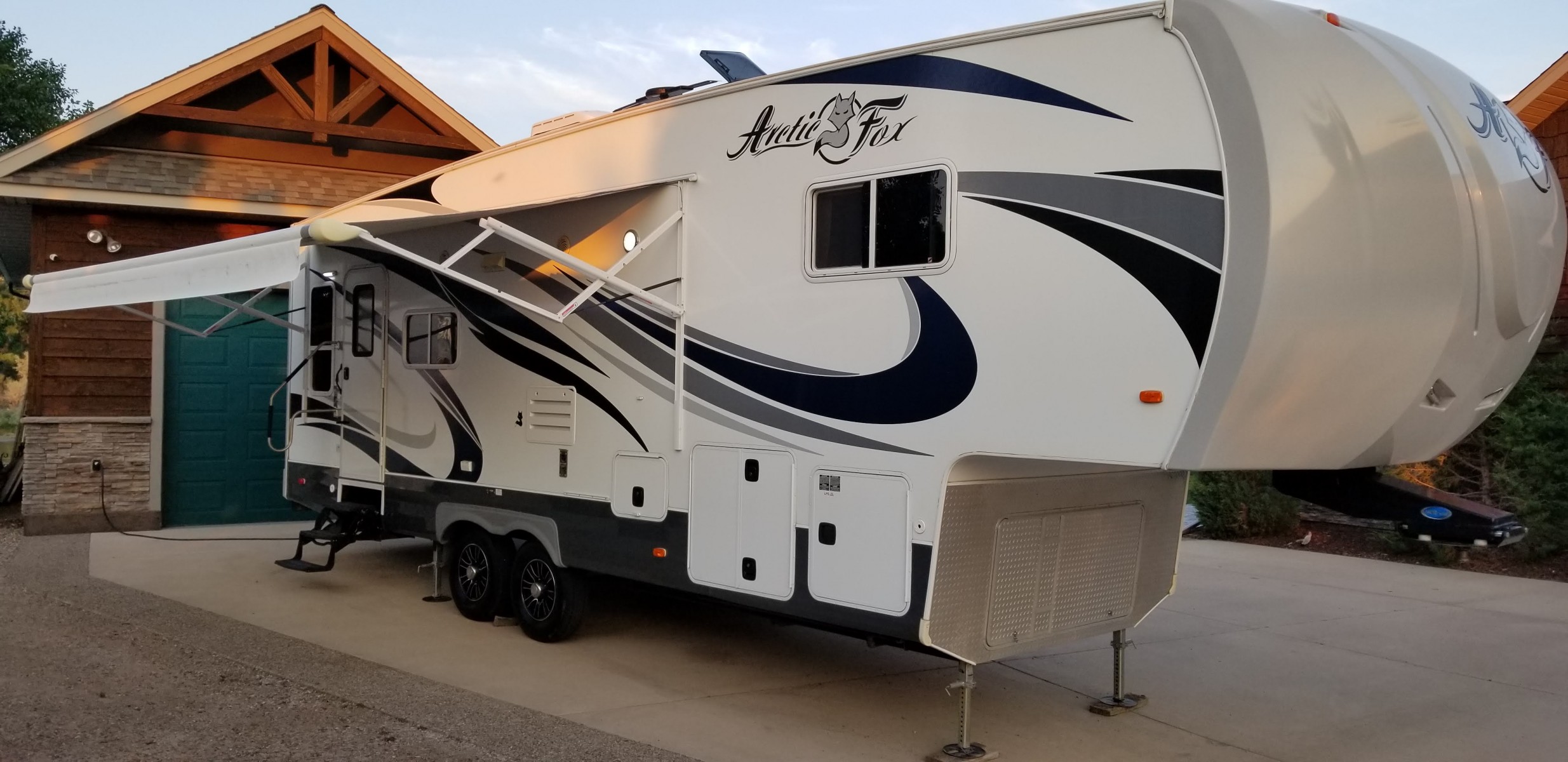 2016 Arctic Fox 295T AllSeason OffRoad Fifth Wheel Travel Trailer! for sale on RYNO Classifieds