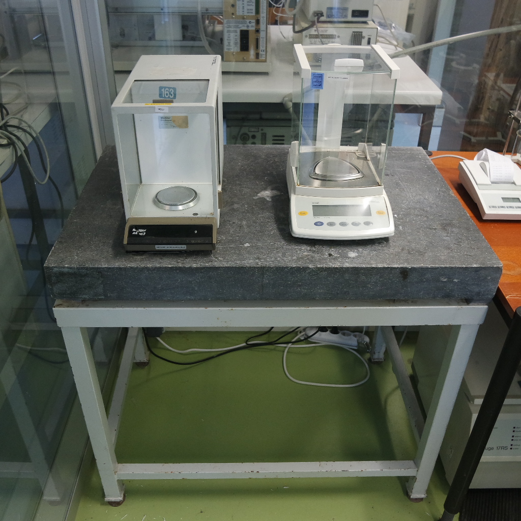 Medium size used laboratory weighing table, granite SALE