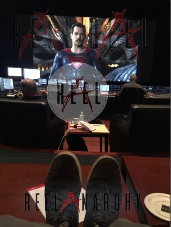 Liga Da Justica Foto Mostra Henry Cavill Gravando Filme Com Seu Bigode Aficionados