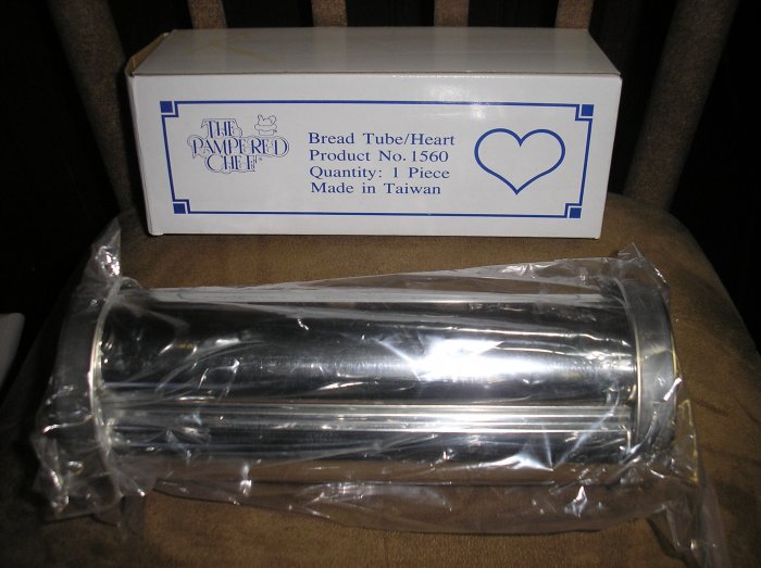 PAMPERED CHEF BREAD TUBE HEART SHAPED 1560 BRAND NEW!