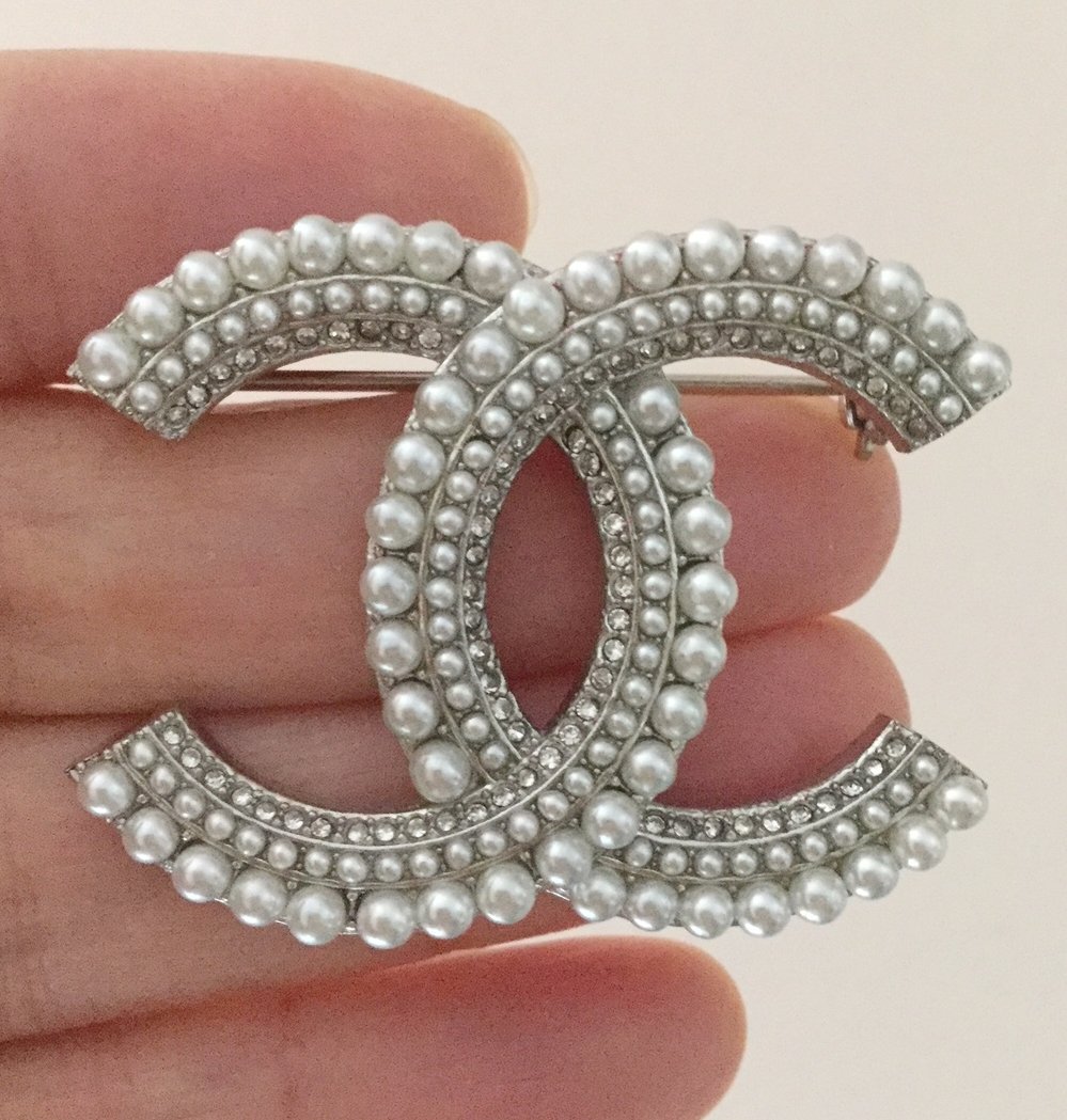 CHANEL CC Pearl Crystal Silver Metal Fashion Brooch Pin 2018 NIB