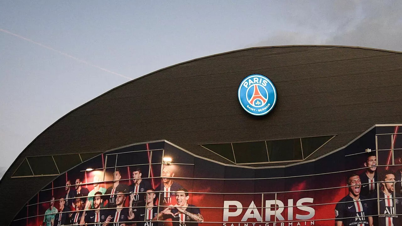Parc Des Princes Exterieur - Neymar Parmi Les Trois Joueurs Du Psg Testes Positifs Au Coronavirus