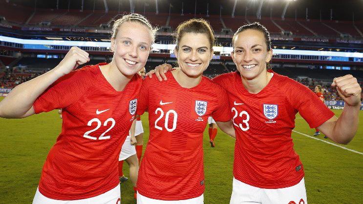 Englands FrauenNationalmannschaft holt "SheBelieves Cup"