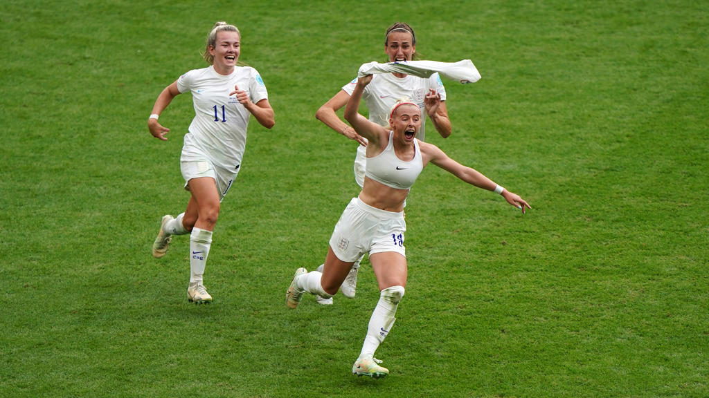 Women EURO » News » England's Kelly 'always taking shirt off' to