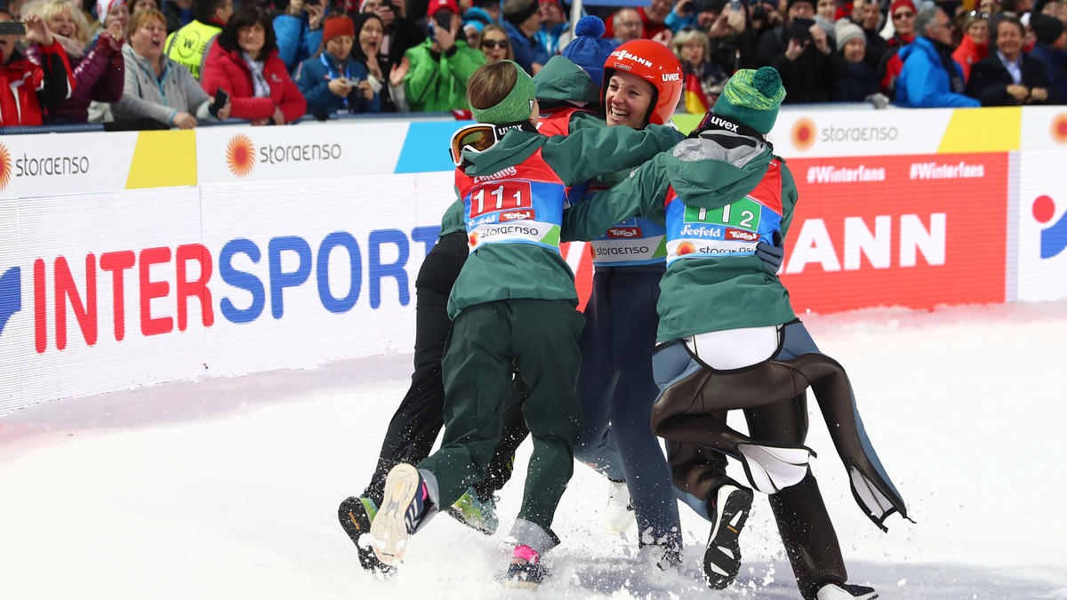 Skispringen Deutsche SkisprungDamen fliegen zu WMGold