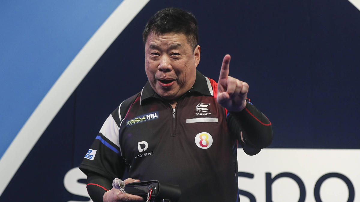 PDC DartsWM 66jährige DartsLegende Paul Lim schafft Sensation