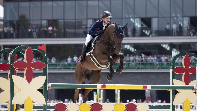 Reiten Michael Jung reitet bei OlympiaTest in Tokio zum Sieg