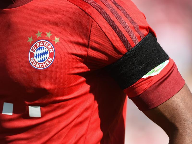 Schweigeminute in der Bundesliga Profis mit Trauerflor