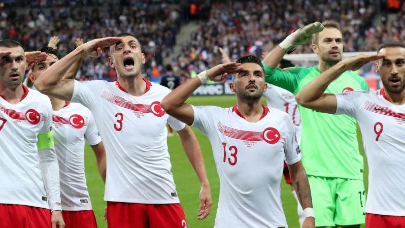 EMQualifikation » News » UEFA verhängt nach SalutJubel milde Strafen
