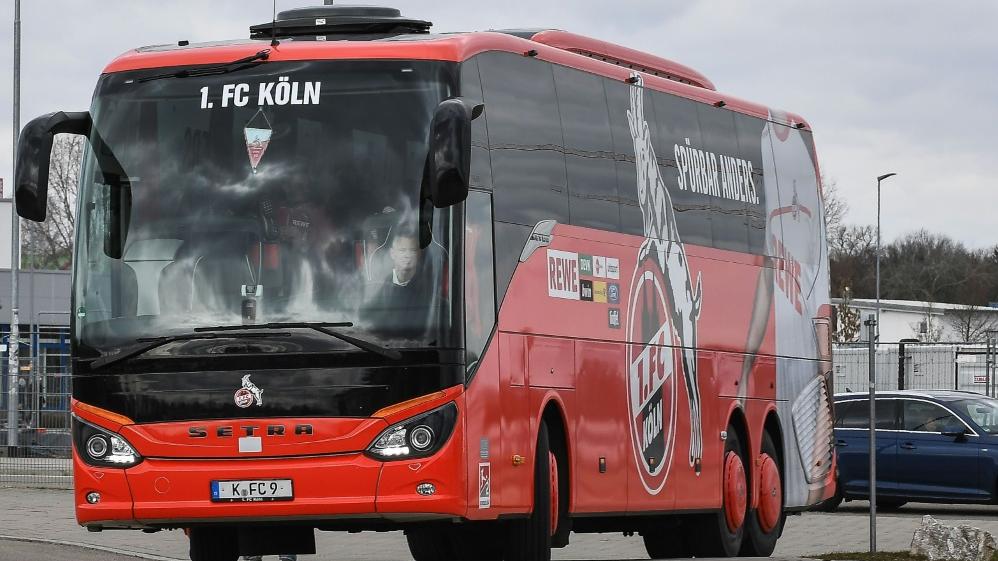DFBPokal Fiese Attacke auf Mannschaftsbus des 1. FC Köln
