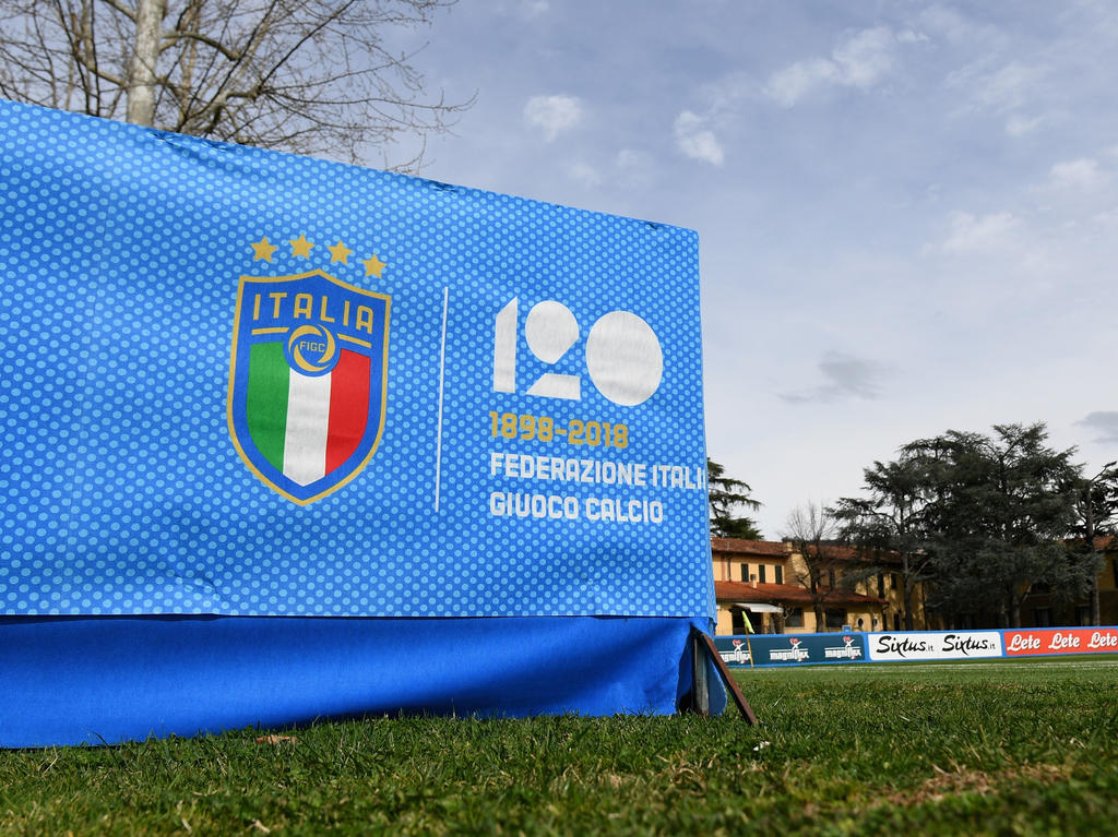 Freundschaft » News » Italien ehrt Davide Astori mit Sondertrikot