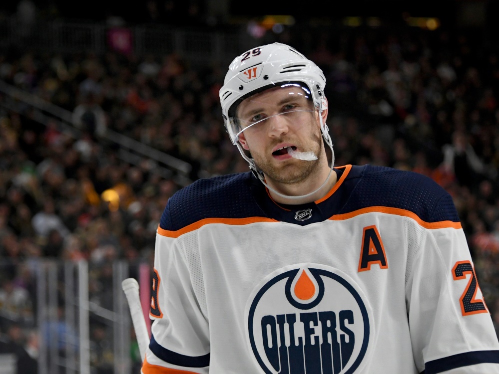 NHL Leon Draisaitl im EinsgegenEins mit seinem Hund