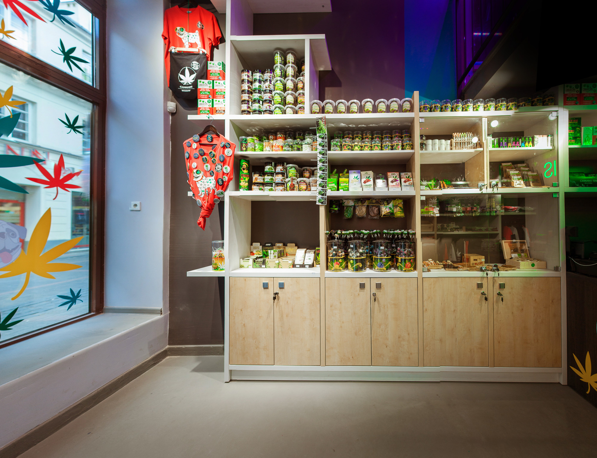 Mops Cannabis Store Shopping in Warsaw Warsaw