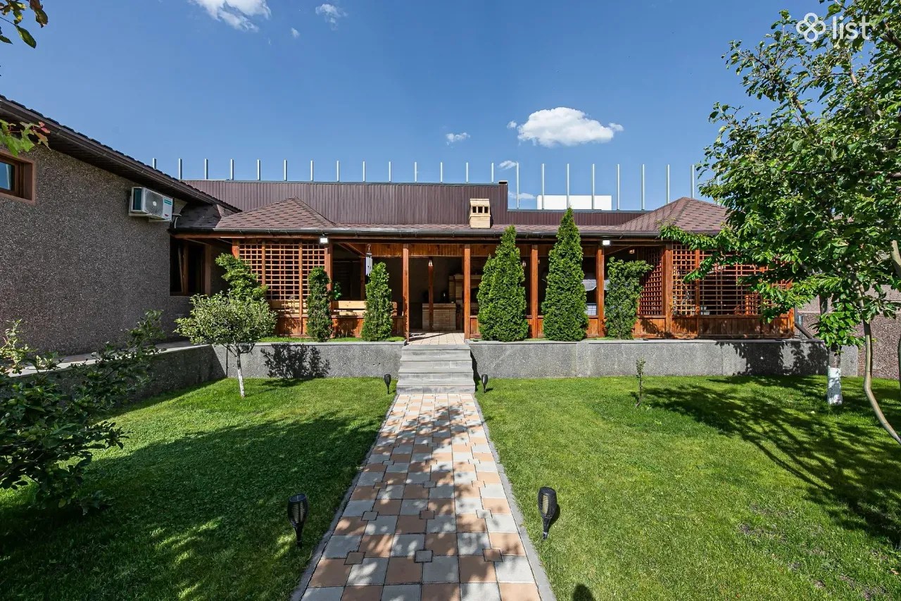 Three story house on Bagrevand 42 street in Nor Nork, 432 sq.m., 3