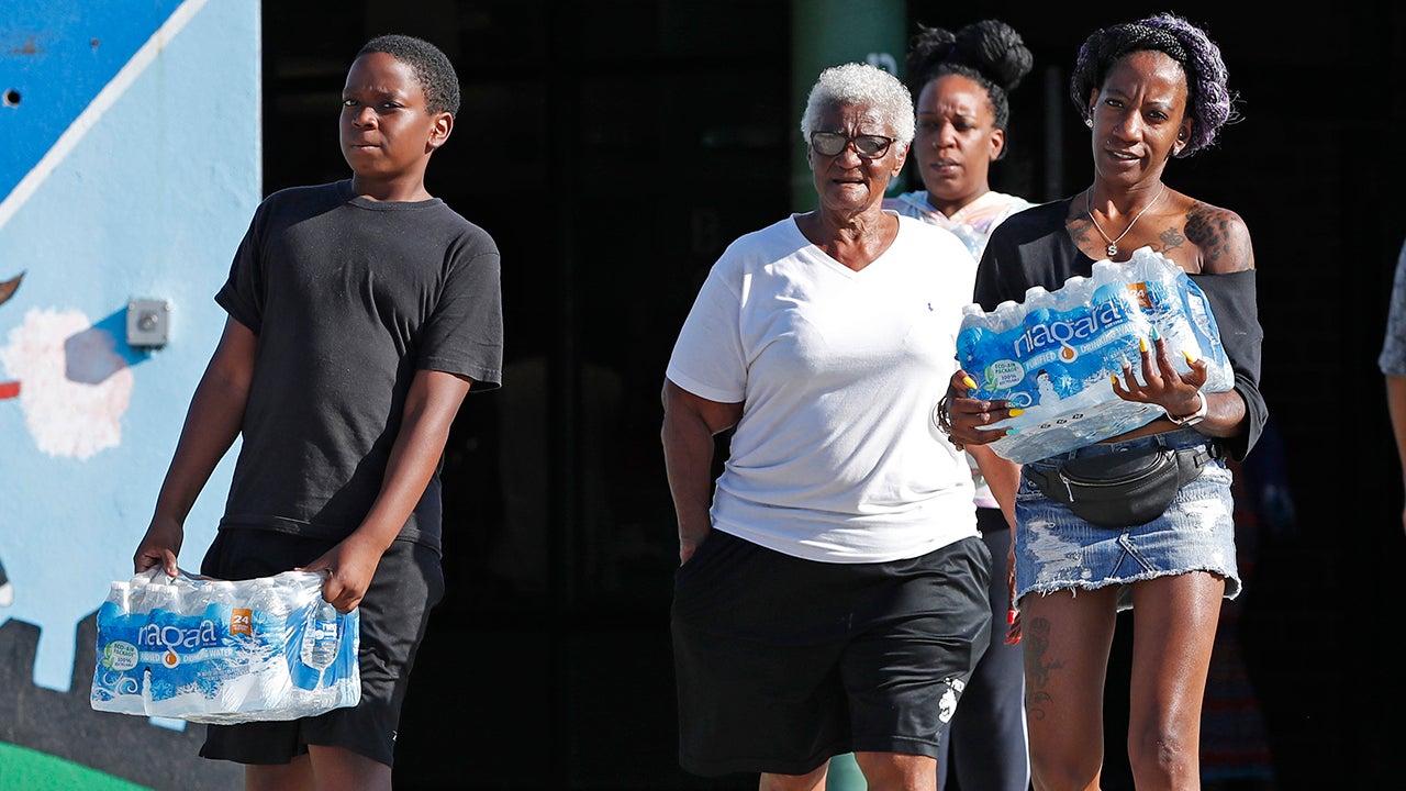 Newark, New Jersey, Begins Handing Out Bottled Water Because of Lead