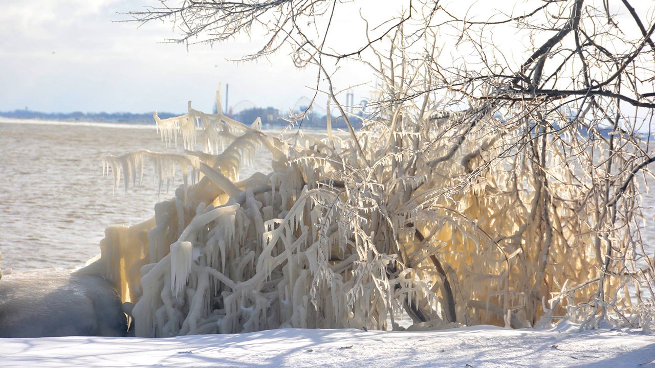 Winter Storm Harper Thousand of Flights Canceled, Hundreds of Crashes
