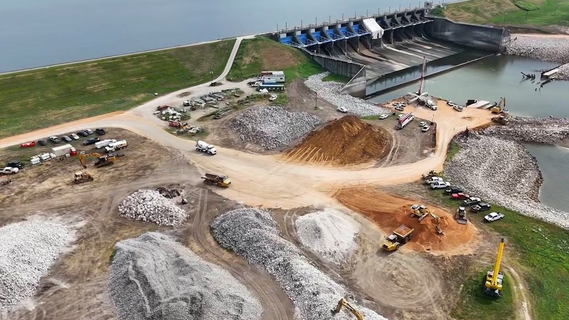 Texas Dam Under ‘Potential Failure Watch’ Videos from The Weather Channel(03)