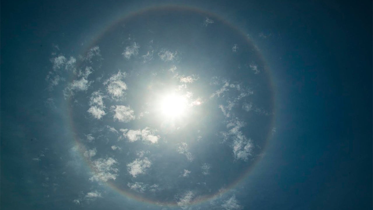 Halos solares curiosos arcoíris circulares pintados en hielo The