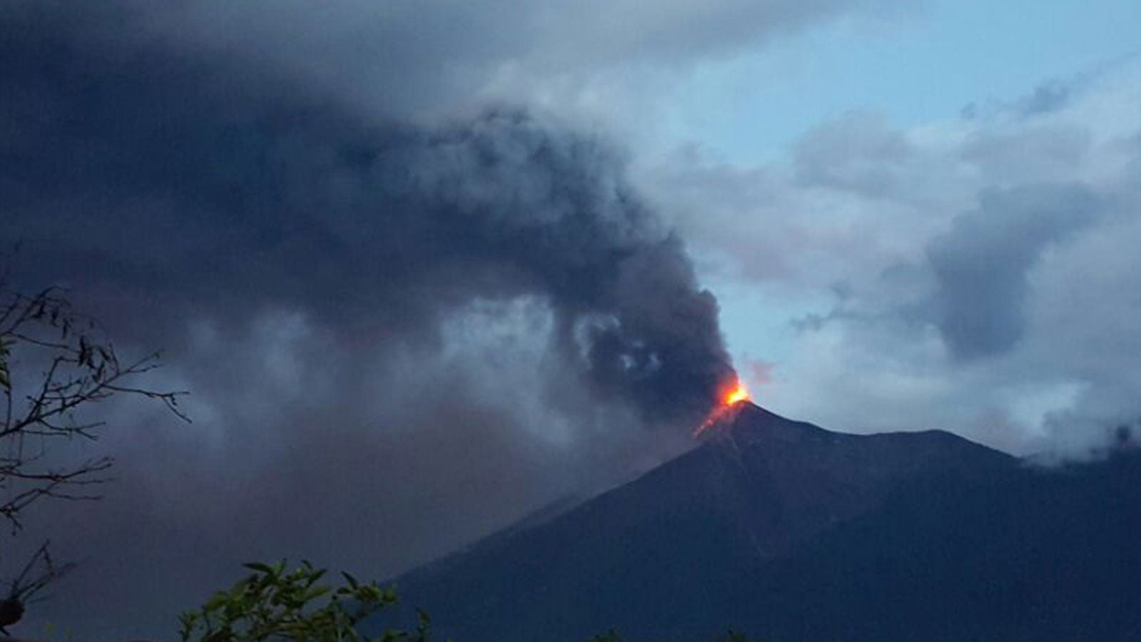 Vulkanausbruch treibt Hunderte Menschen in Guatemala die Flucht