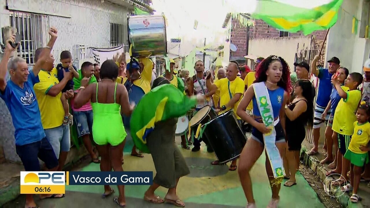 Torcida pelo Brasil começa cedo e com samba no Vasco da Gama, no Recife