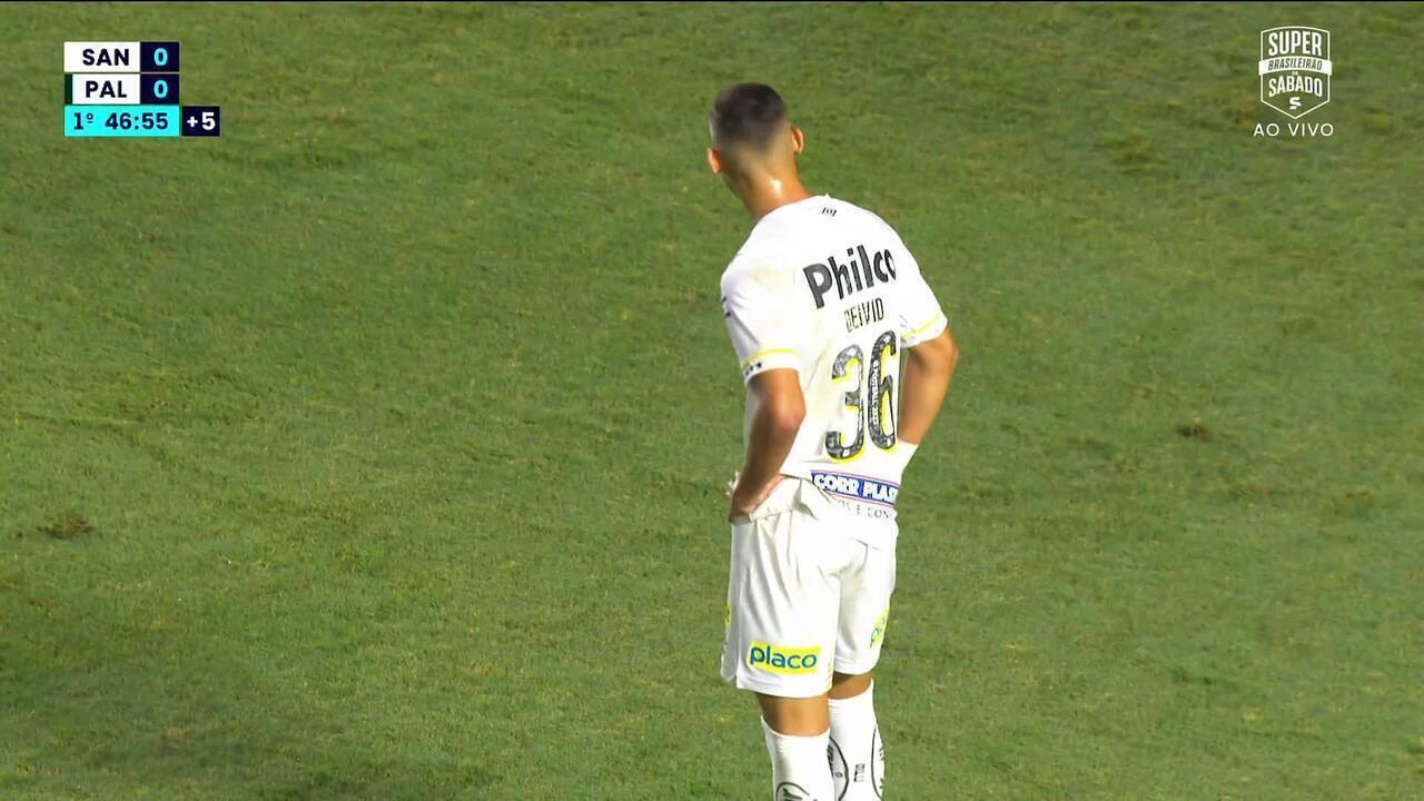 Aos 46 min do 1º tempo chute dentro da área para fora de Deivid Washington do Santos contra o