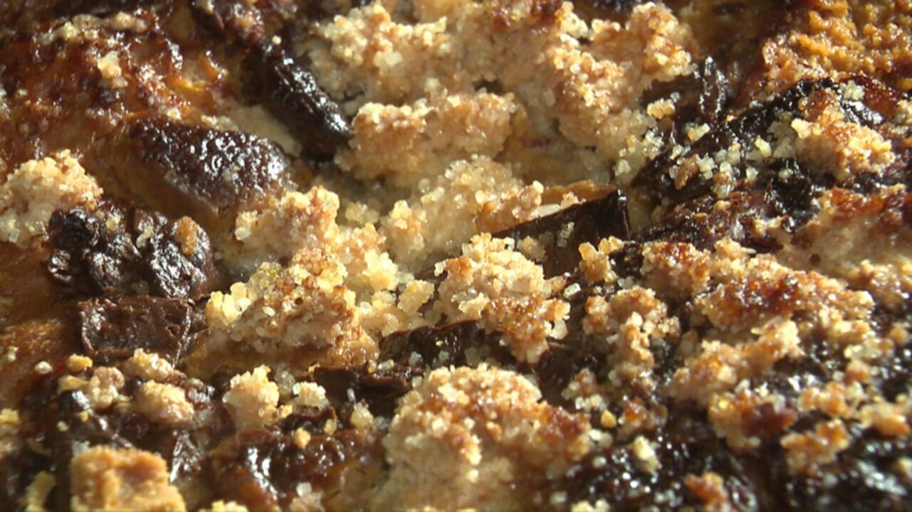 Aprenda a fazer uma cuca macia com cobertura crocante de chocolate