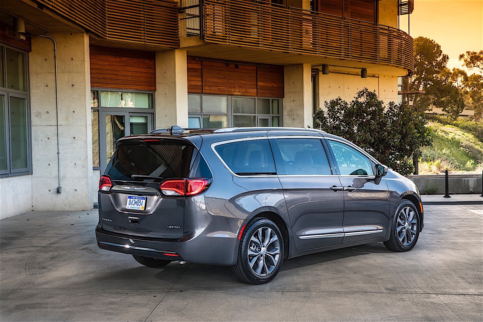 CHRYSLER Pacifica specs & photos 2016, 2017, 2018, 2019, 2020