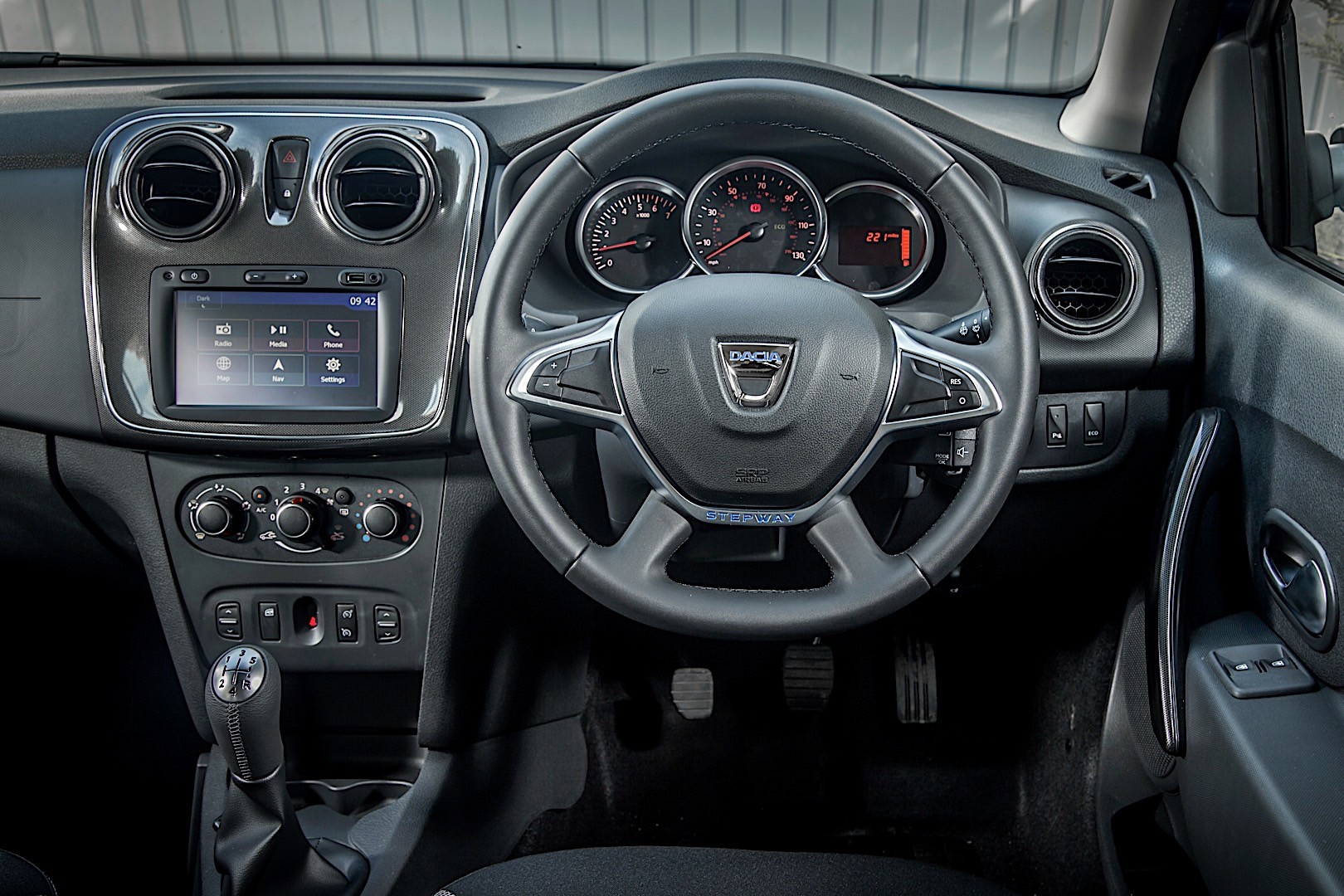 DACIA Logan MCV Stepway specs & photos 2017, 2018, 2019, 2020, 2021