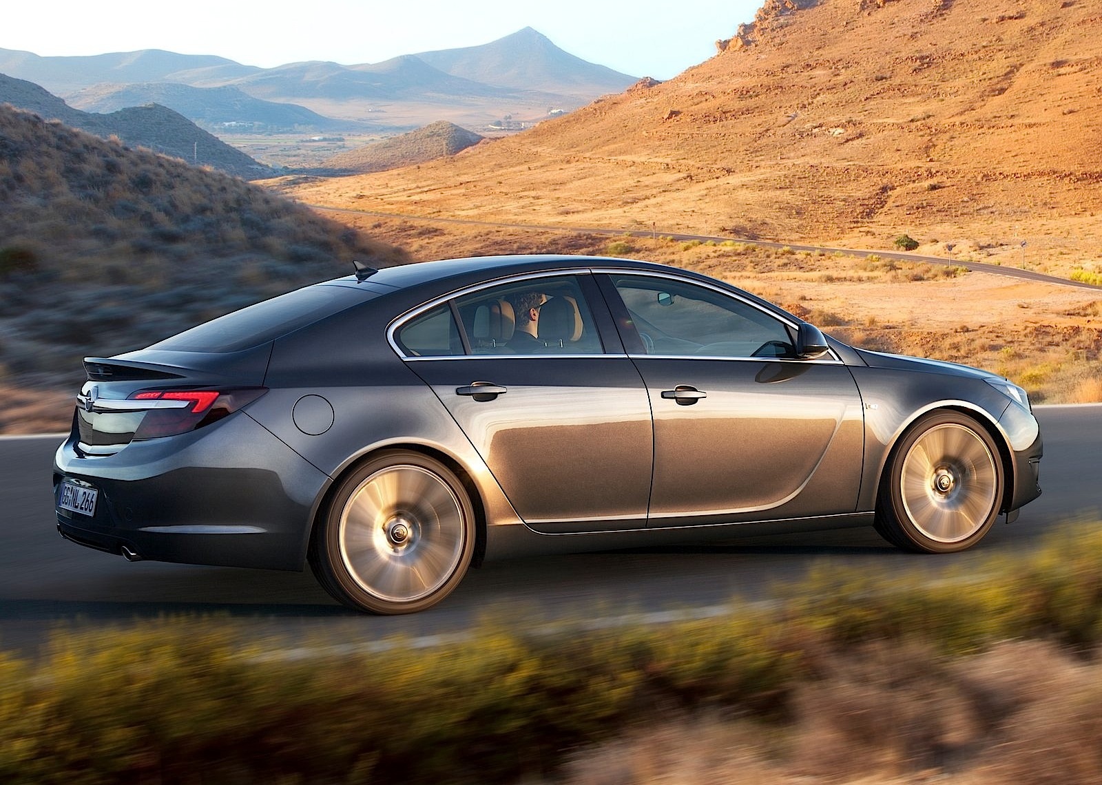 OPEL Insignia Hatchback specs & photos 2013, 2014, 2015, 2016, 2017