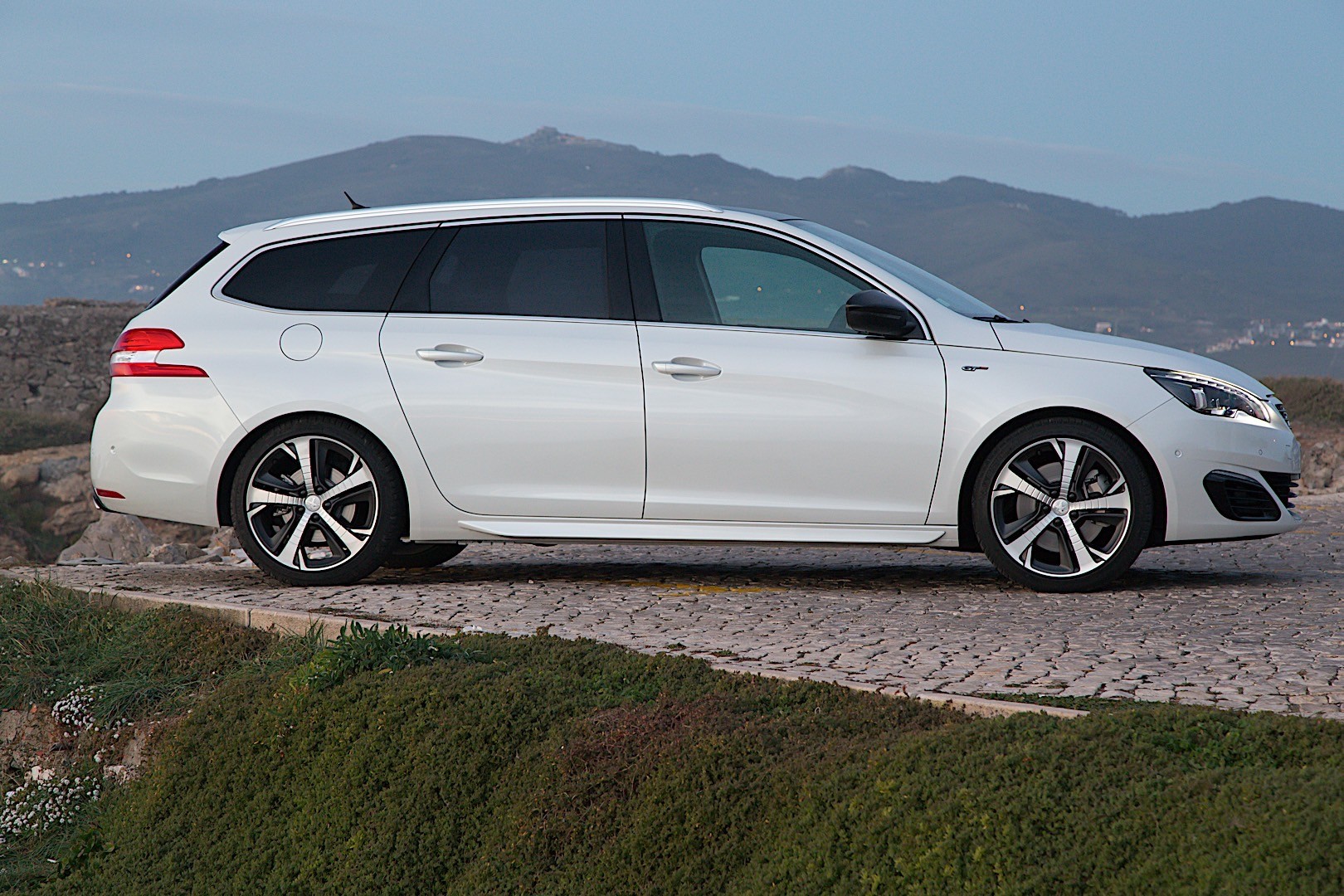 PEUGEOT 308 SW GT specs & photos 2014, 2015, 2016, 2017 autoevolution