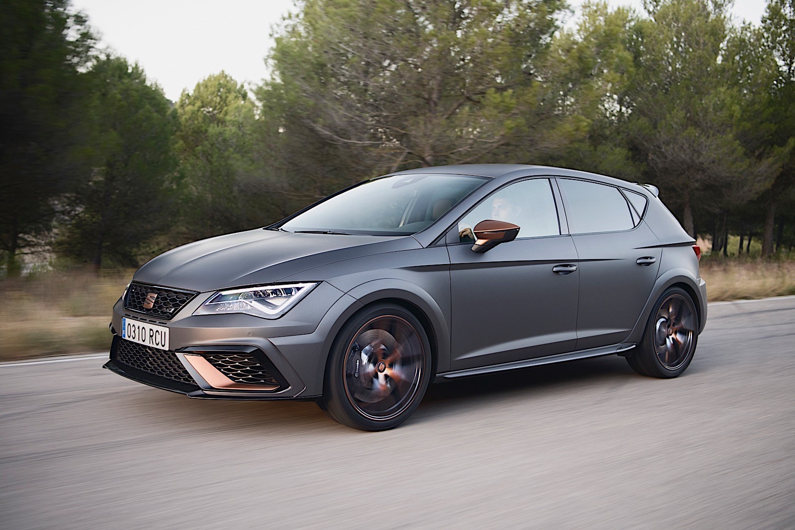 SEAT Leon Cupra R specs & photos 2017, 2018, 2019, 2020, 2021