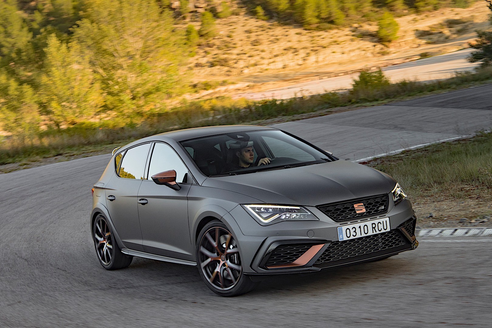 SEAT Leon Cupra R specs & photos 2017, 2018, 2019, 2020, 2021