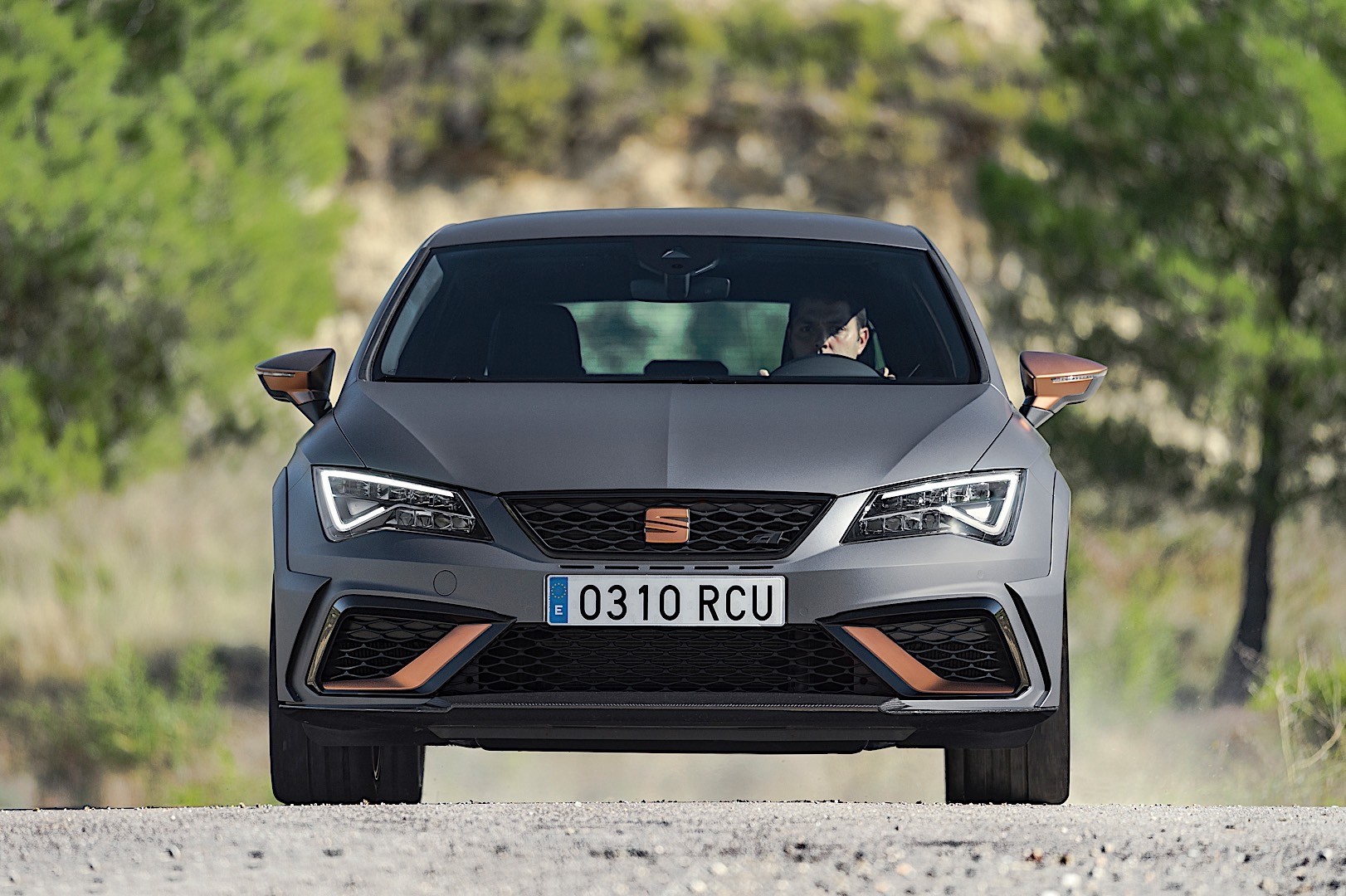 SEAT Leon Cupra R specs & photos 2017, 2018, 2019, 2020, 2021
