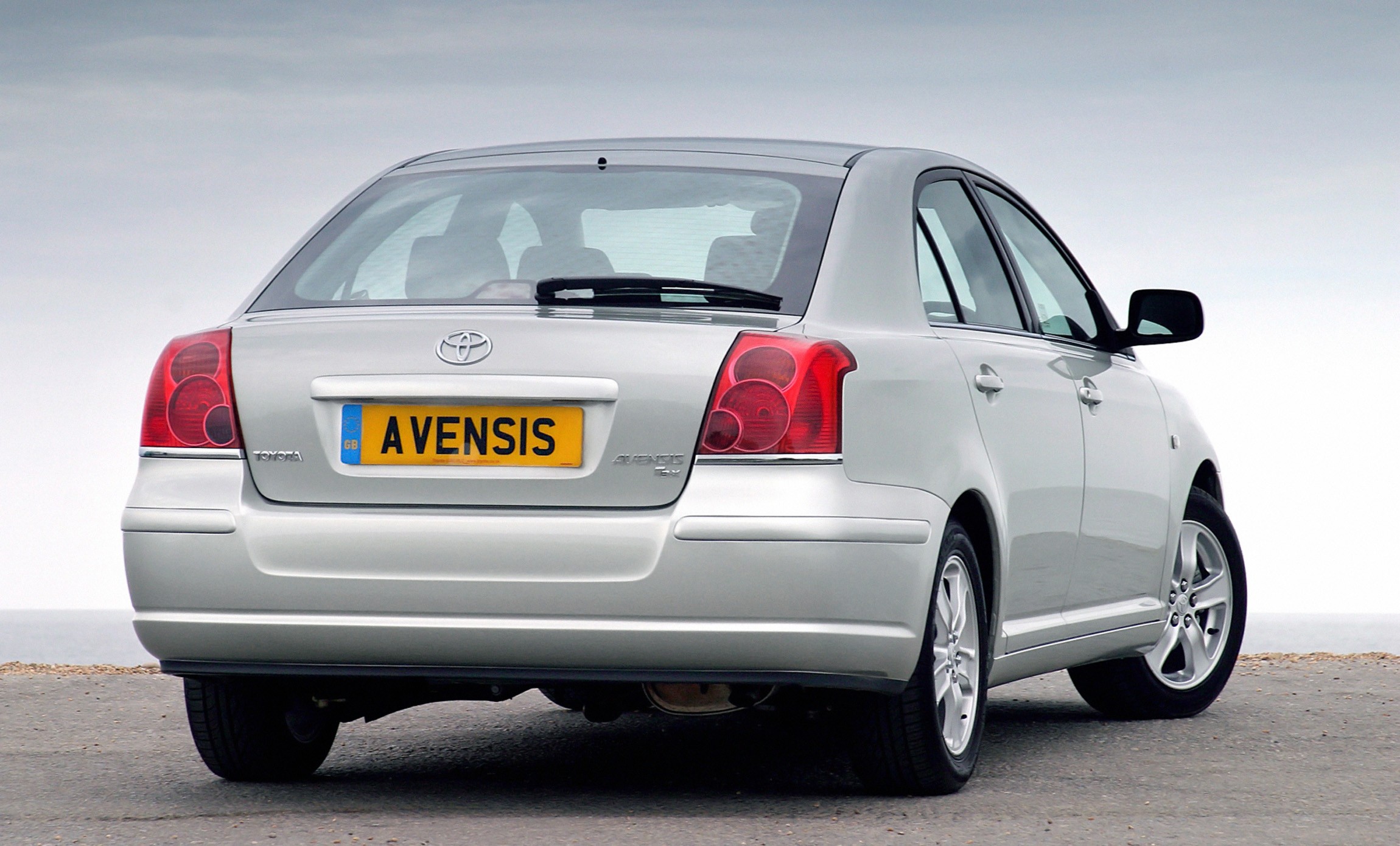 TOYOTA Avensis Liftback specs & photos 2003, 2004, 2005, 2006