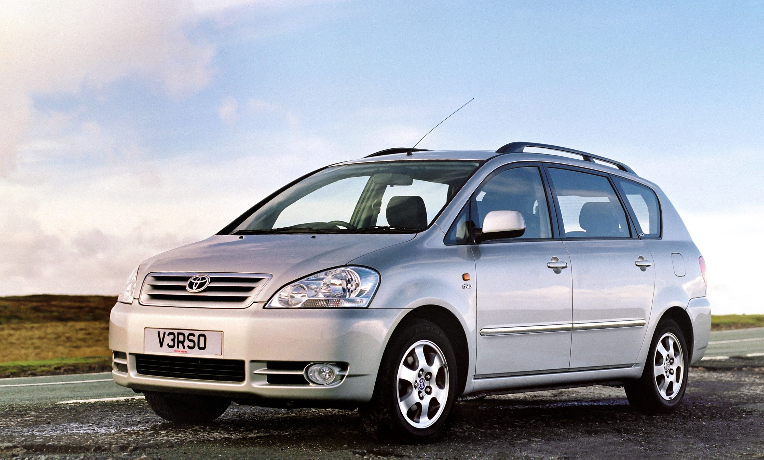 TOYOTA Avensis Verso specs & photos 2001, 2002, 2003
