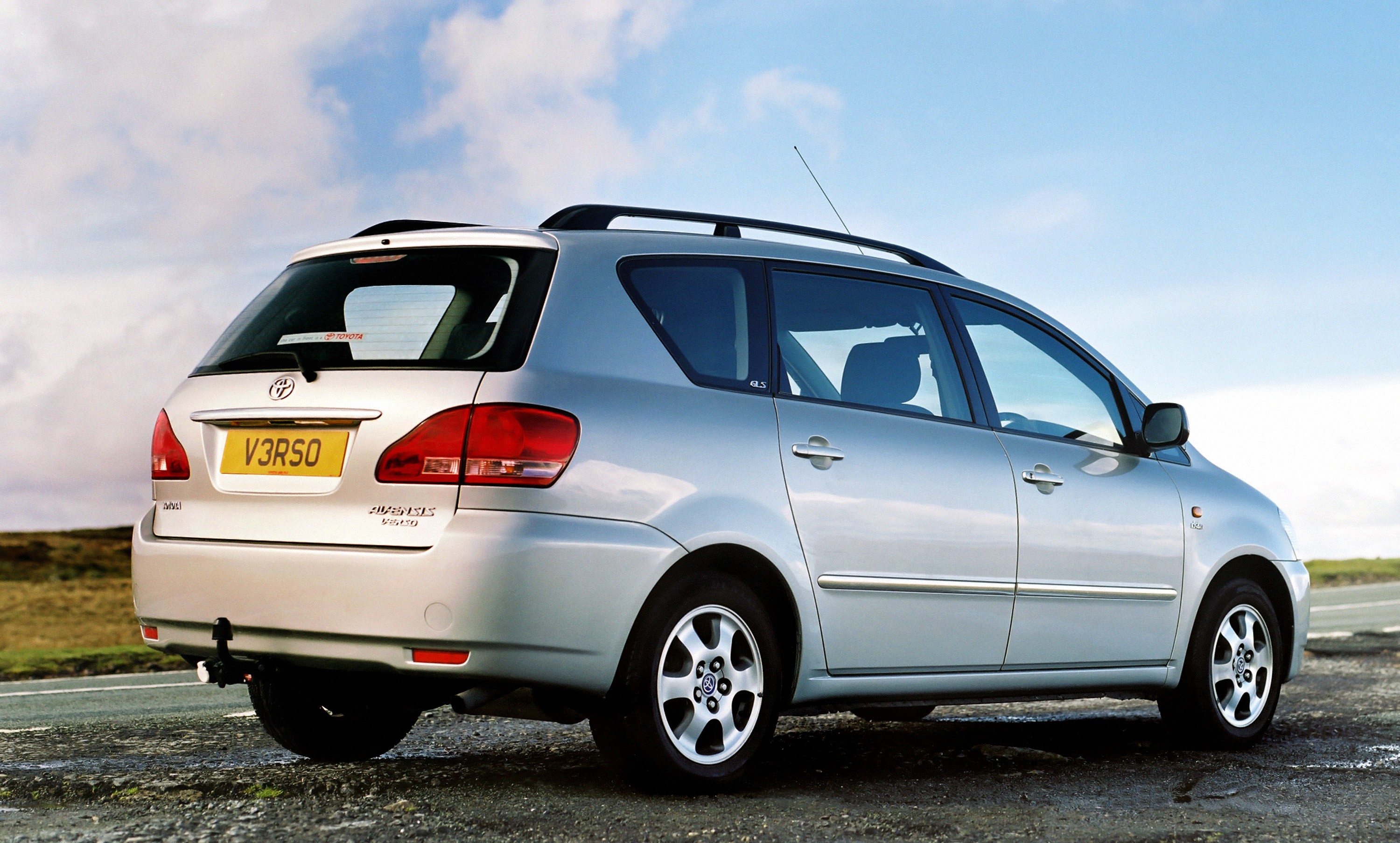TOYOTA Avensis Verso specs & photos 2001, 2002, 2003