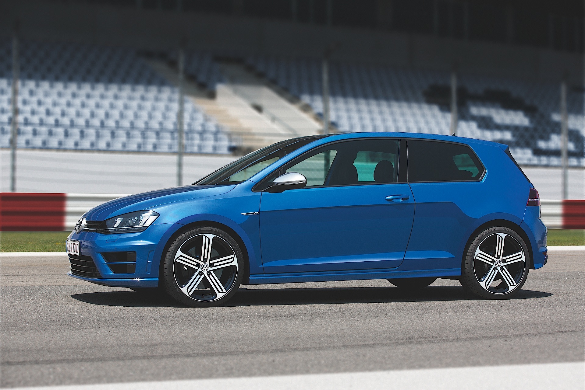 VOLKSWAGEN Golf VII R 3 Doors specs & photos 2013, 2014, 2015, 2016