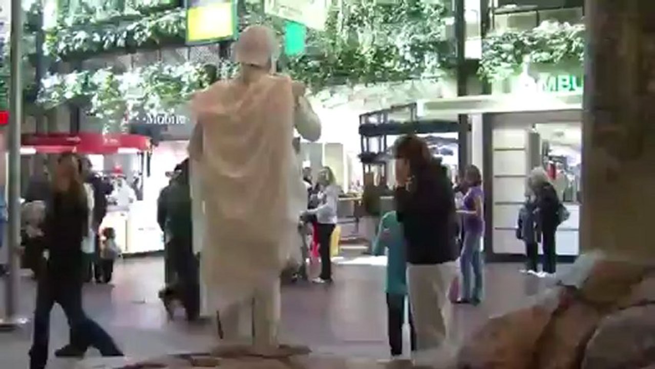 Living Statue Prank, Hilarious! video Dailymotion