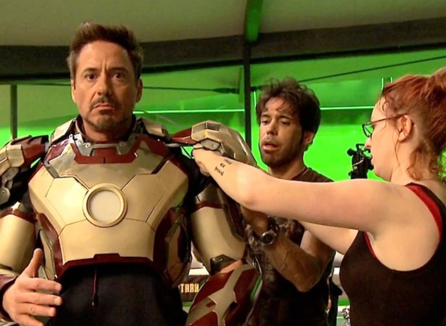 Robert Downey Jr Iron Man Suit Behind The Scenes(03)